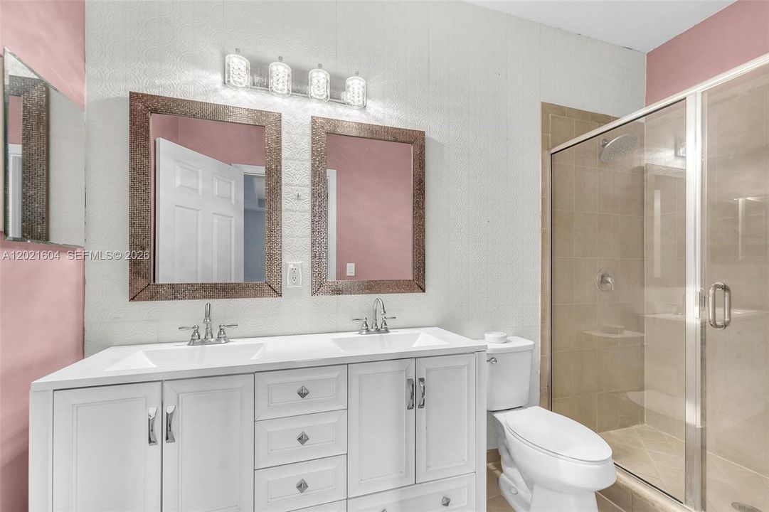 Activo con contrato: $369,999 (4 camas, 2 baños, 2040 Pies cuadrados)