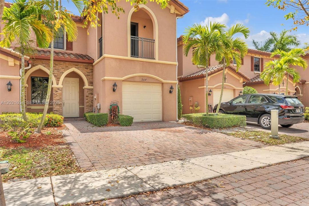 Activo con contrato: $369,999 (4 camas, 2 baños, 2040 Pies cuadrados)