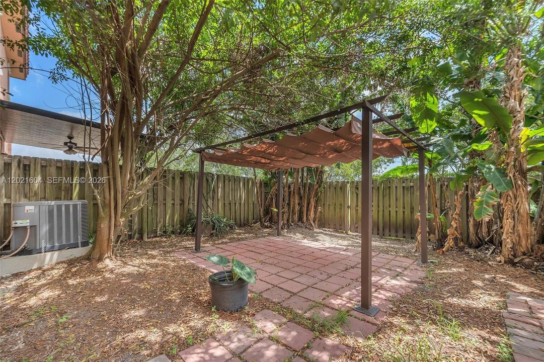 Activo con contrato: $369,999 (4 camas, 2 baños, 2040 Pies cuadrados)