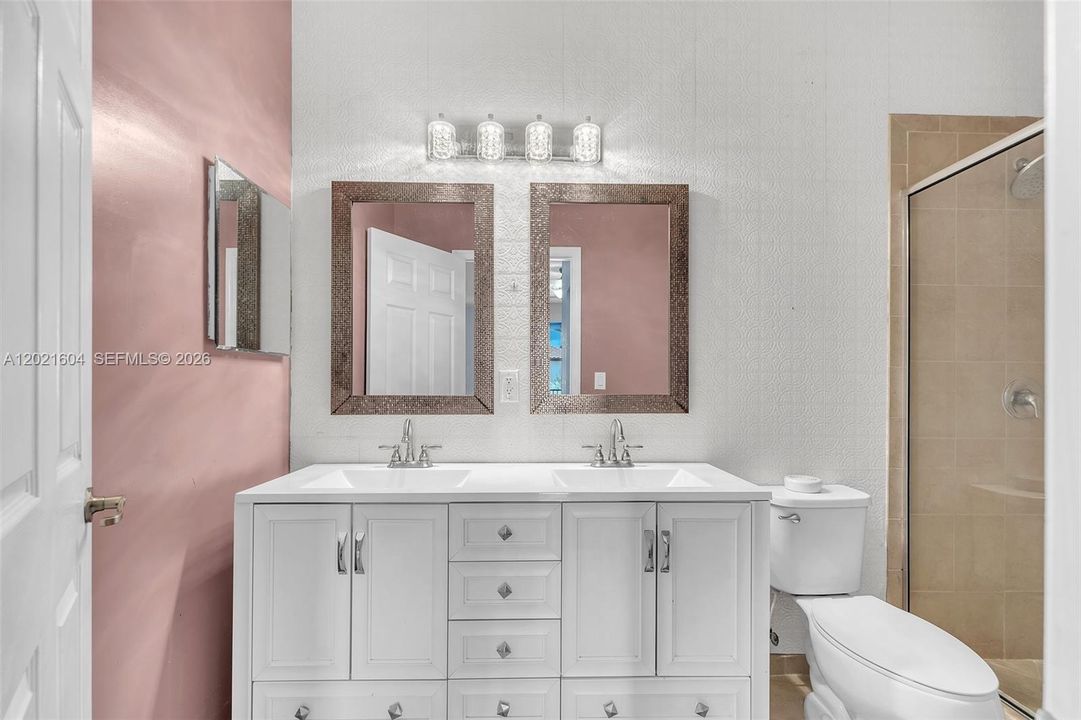 Activo con contrato: $369,999 (4 camas, 2 baños, 2040 Pies cuadrados)