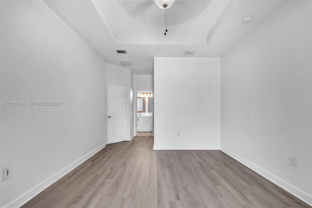 Activo con contrato: $369,999 (4 camas, 2 baños, 2040 Pies cuadrados)