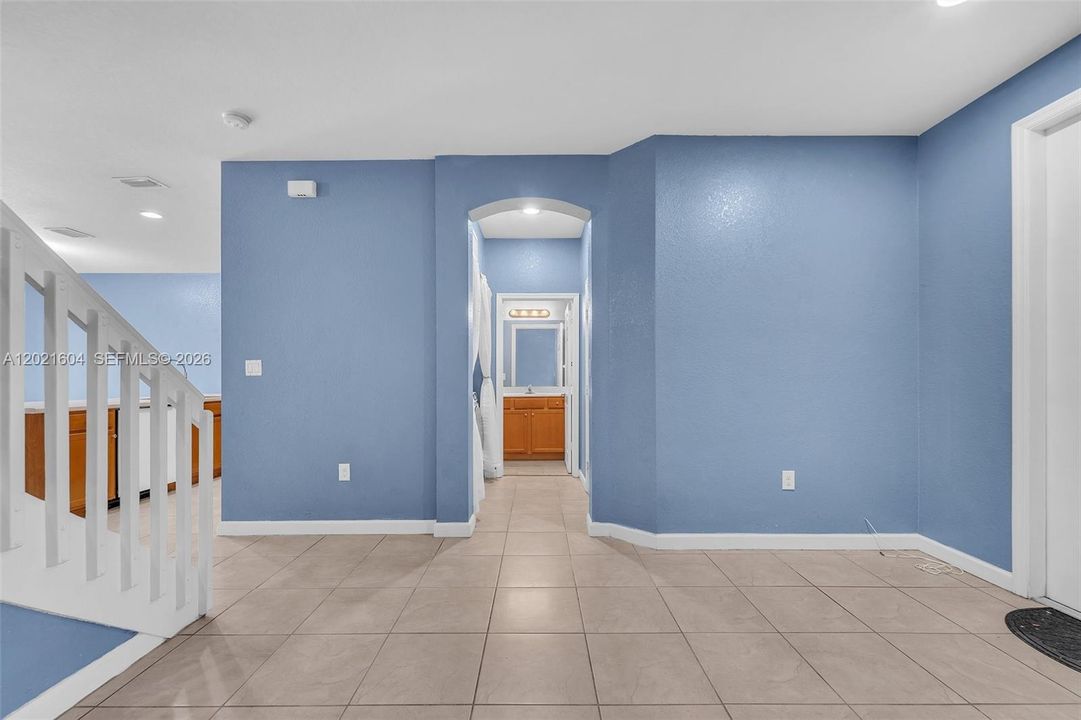 Activo con contrato: $369,999 (4 camas, 2 baños, 2040 Pies cuadrados)