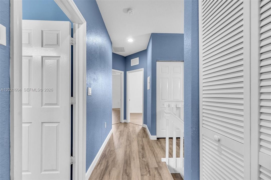 Activo con contrato: $369,999 (4 camas, 2 baños, 2040 Pies cuadrados)