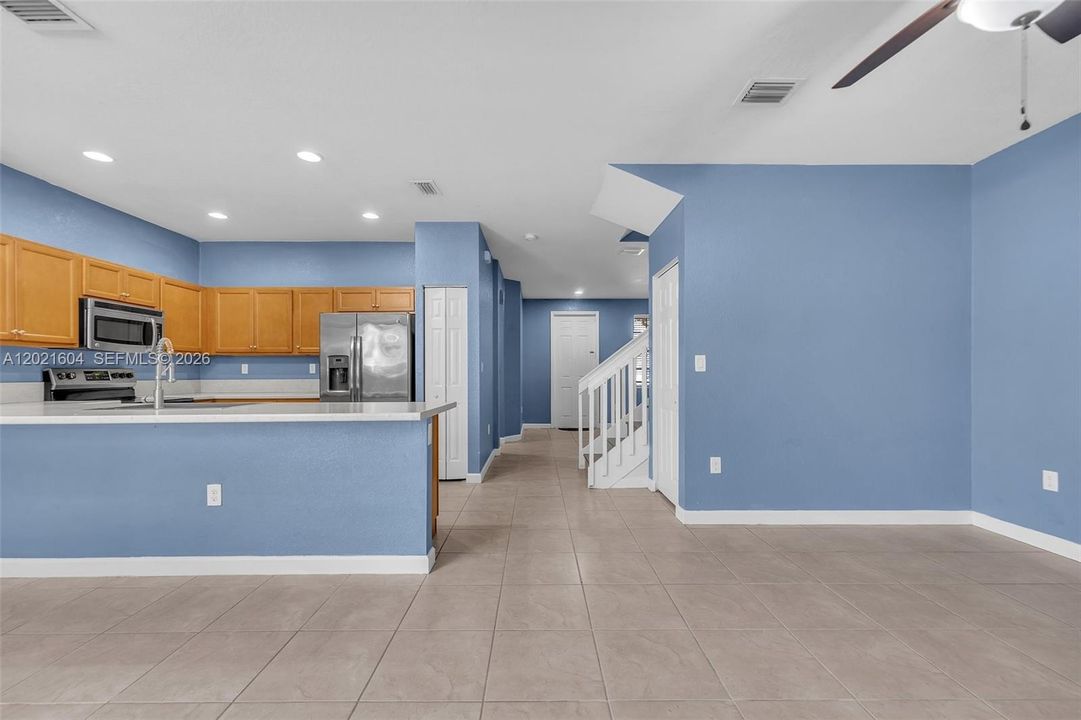 Activo con contrato: $369,999 (4 camas, 2 baños, 2040 Pies cuadrados)