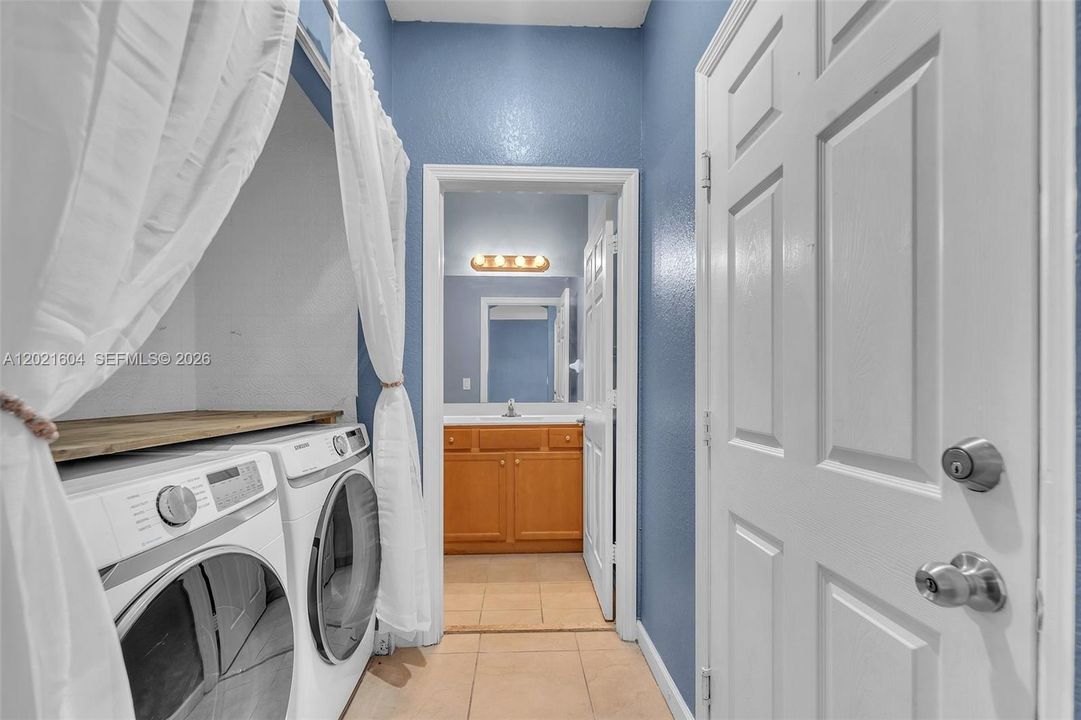 Activo con contrato: $369,999 (4 camas, 2 baños, 2040 Pies cuadrados)