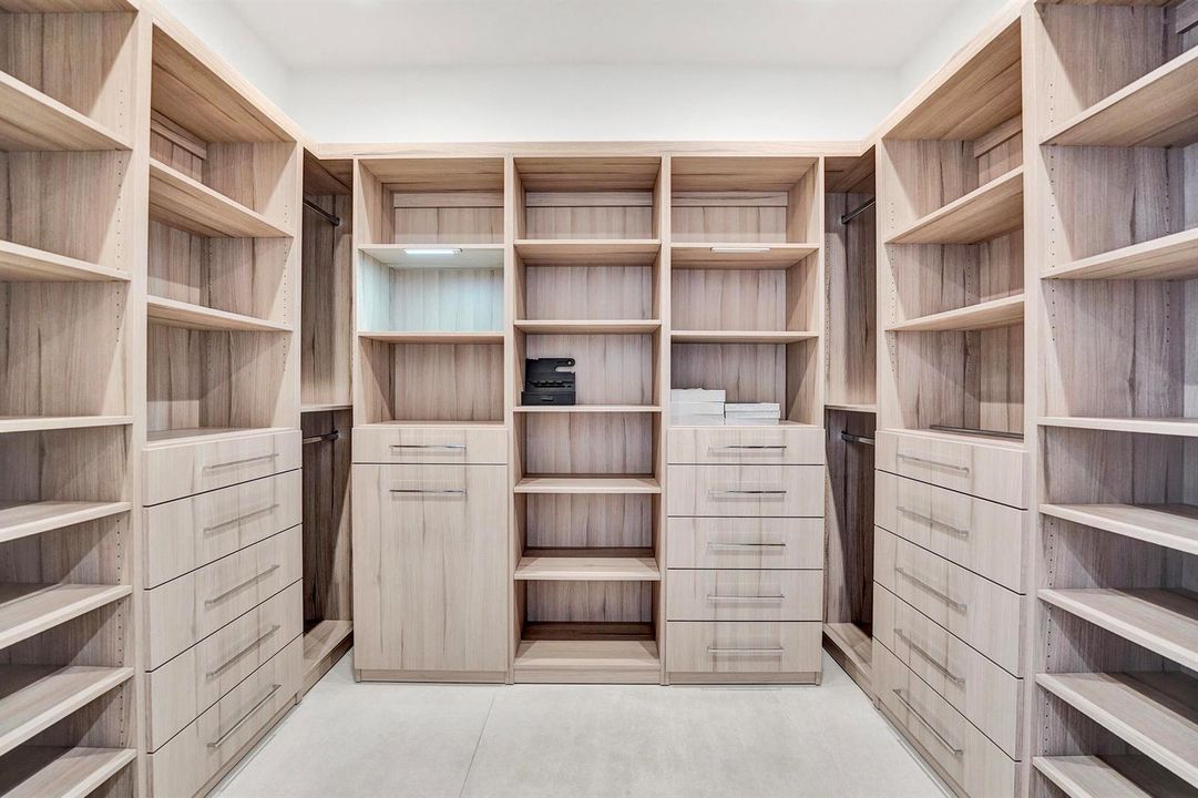 Bedroom - Primary. Closet