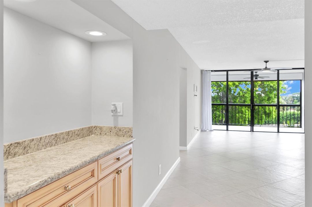 6420 Boca del Mar Dr 405 foyer3