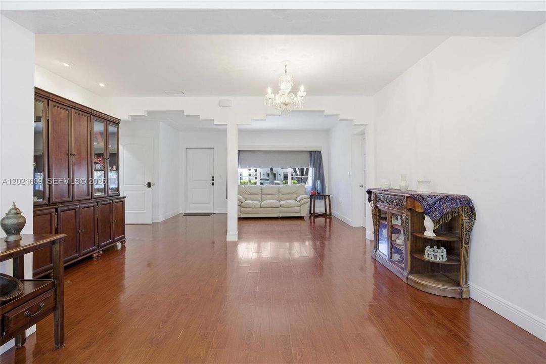 For Sale: $1,100,000 (4 beds, 3 baths, 2576 Square Feet)