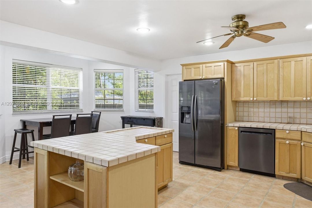For Sale: $1,100,000 (4 beds, 3 baths, 2576 Square Feet)
