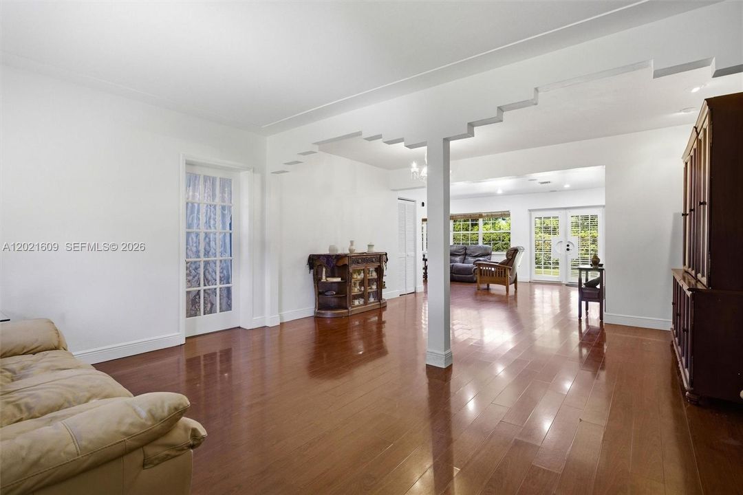 For Sale: $1,100,000 (4 beds, 3 baths, 2576 Square Feet)