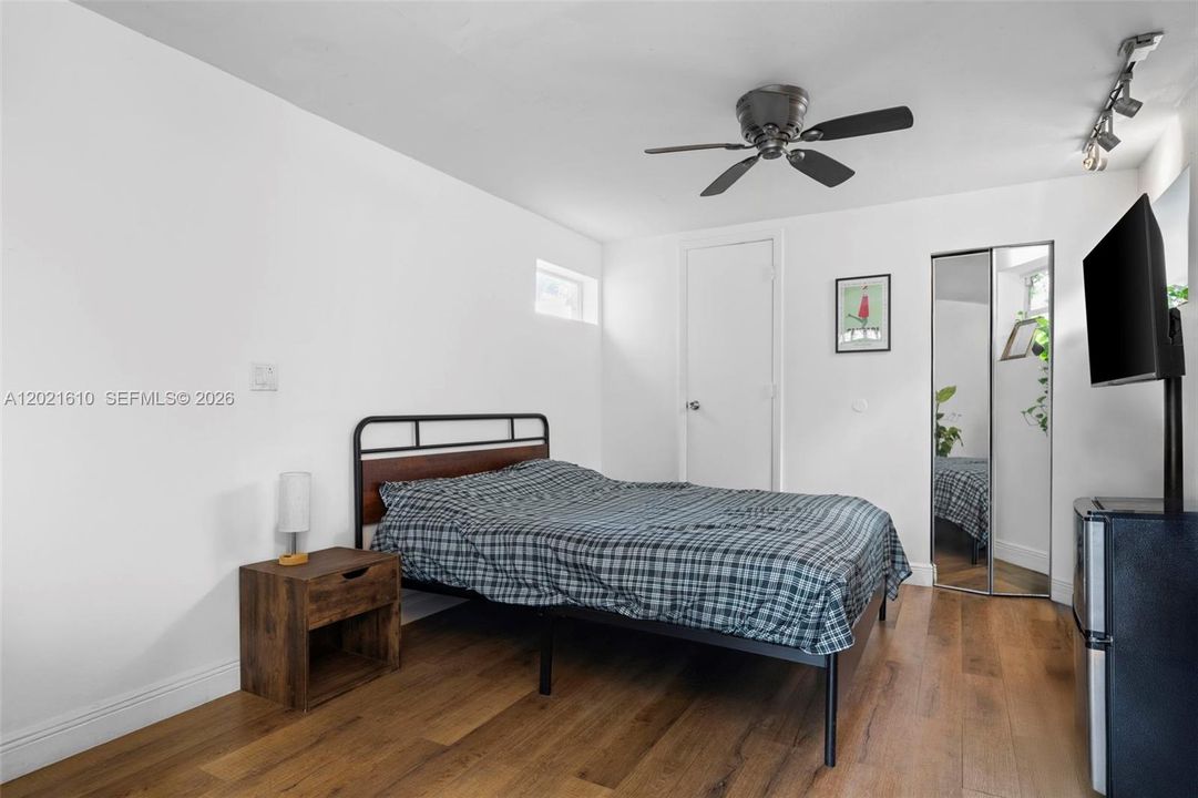 En Venta: $1,145,000 (4 camas, 3 baños, 1517 Pies cuadrados)