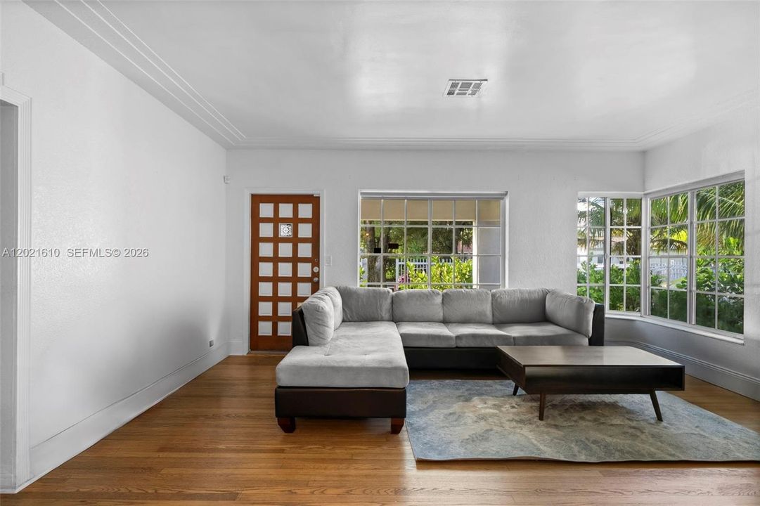 En Venta: $1,145,000 (4 camas, 3 baños, 1517 Pies cuadrados)