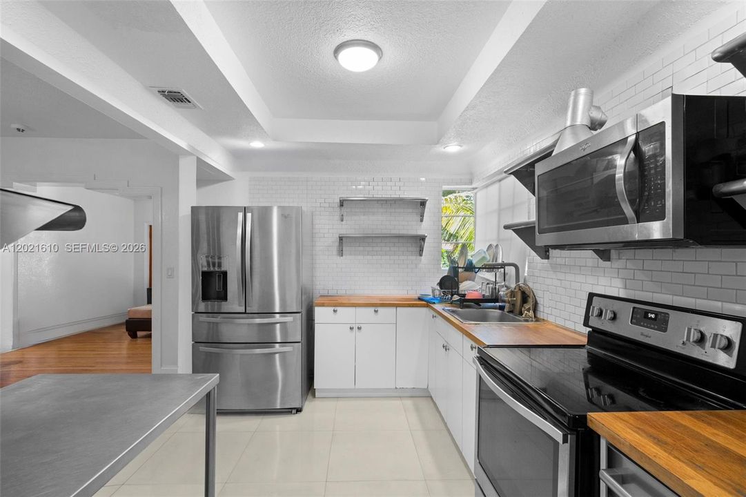 En Venta: $1,145,000 (4 camas, 3 baños, 1517 Pies cuadrados)