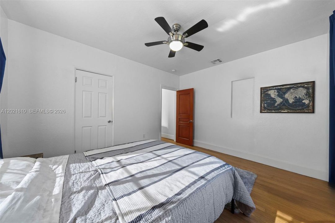 En Venta: $1,145,000 (4 camas, 3 baños, 1517 Pies cuadrados)