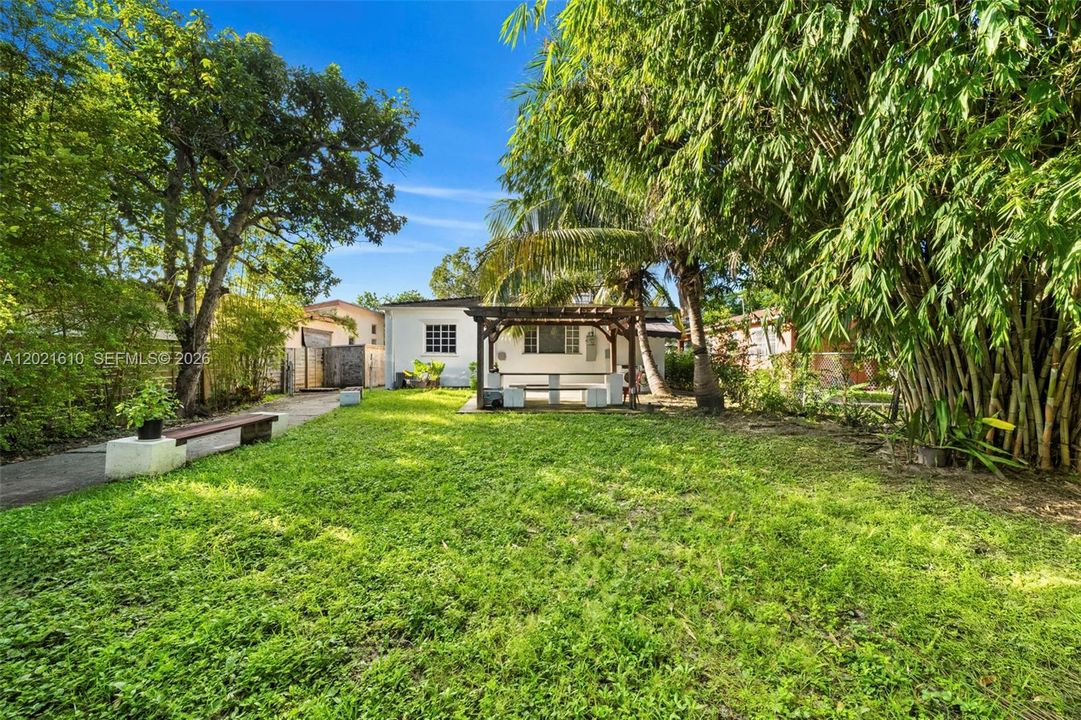 En Venta: $1,145,000 (4 camas, 3 baños, 1517 Pies cuadrados)