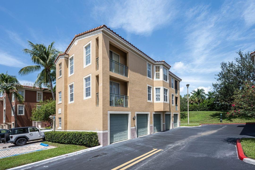 For Rent: $2,800 (3 beds, 2 baths, 1633 Square Feet)