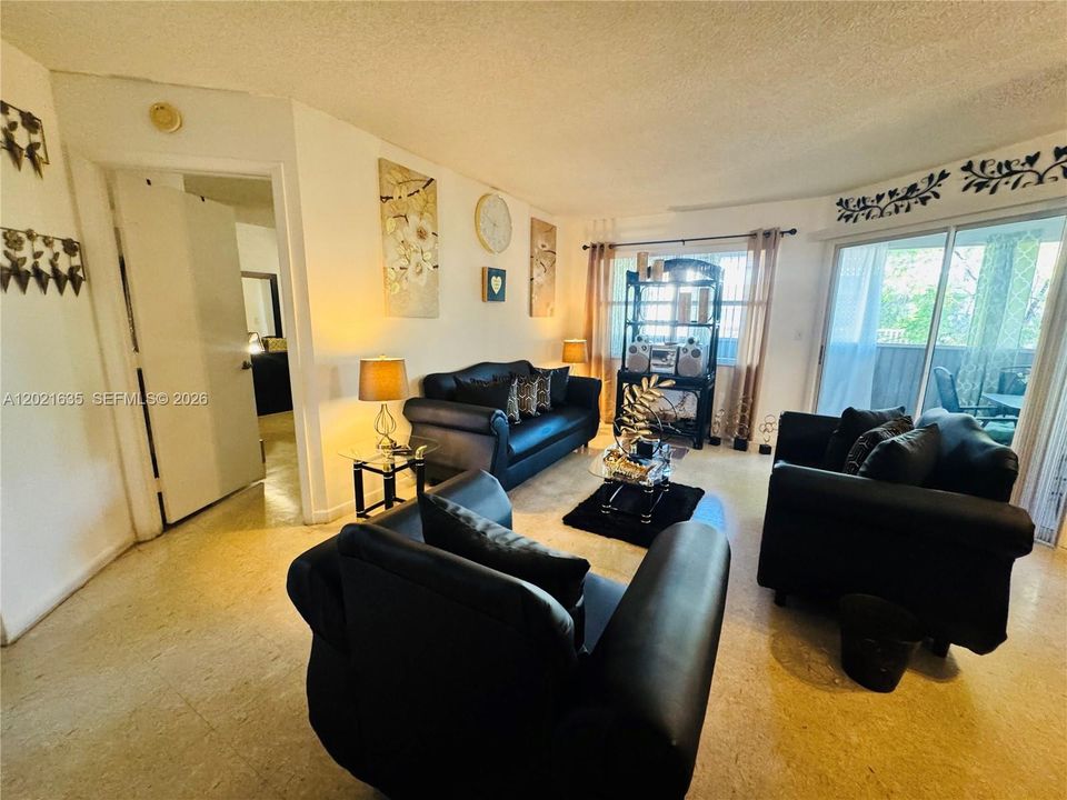 En Venta: $250,000 (2 camas, 2 baños, 1160 Pies cuadrados)