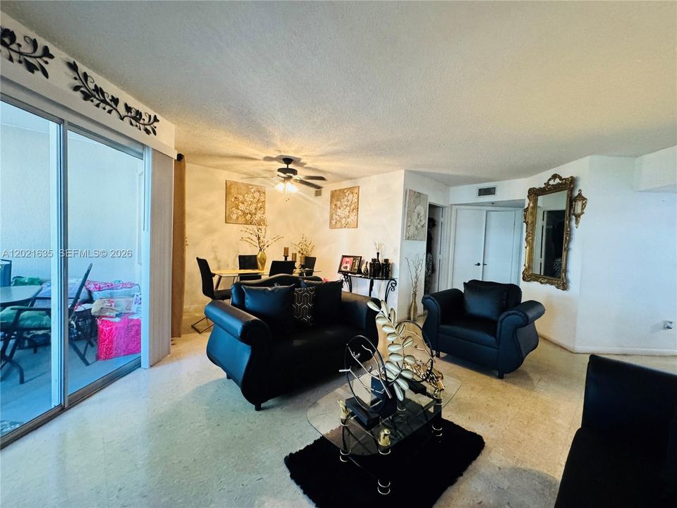 En Venta: $250,000 (2 camas, 2 baños, 1160 Pies cuadrados)