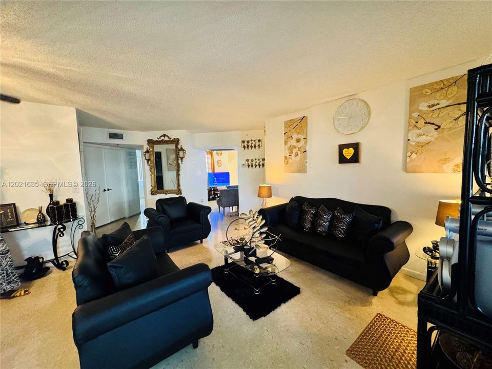 En Venta: $250,000 (2 camas, 2 baños, 1160 Pies cuadrados)