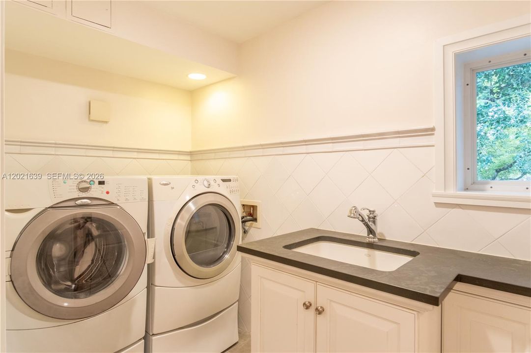 For Rent: $39,500 (5 beds, 3 baths, 6089 Square Feet)