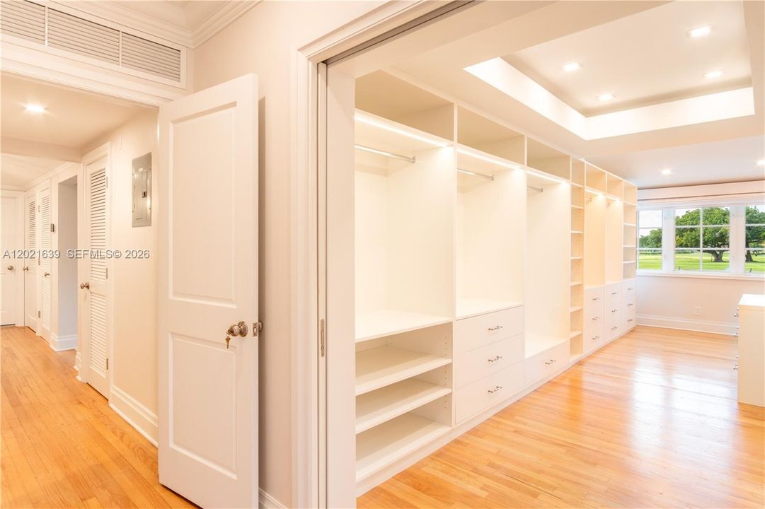 For Rent: $39,500 (5 beds, 3 baths, 6089 Square Feet)