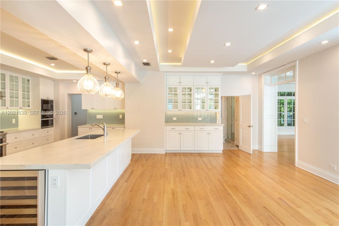 For Rent: $39,500 (5 beds, 3 baths, 6089 Square Feet)