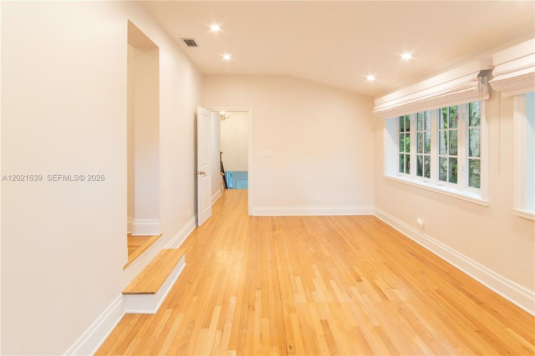 For Rent: $39,500 (5 beds, 3 baths, 6089 Square Feet)