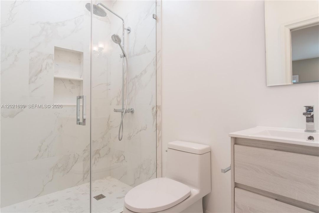 For Rent: $39,500 (5 beds, 3 baths, 6089 Square Feet)