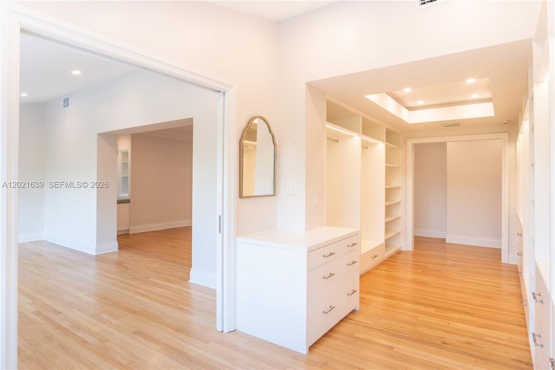 For Rent: $39,500 (5 beds, 3 baths, 6089 Square Feet)