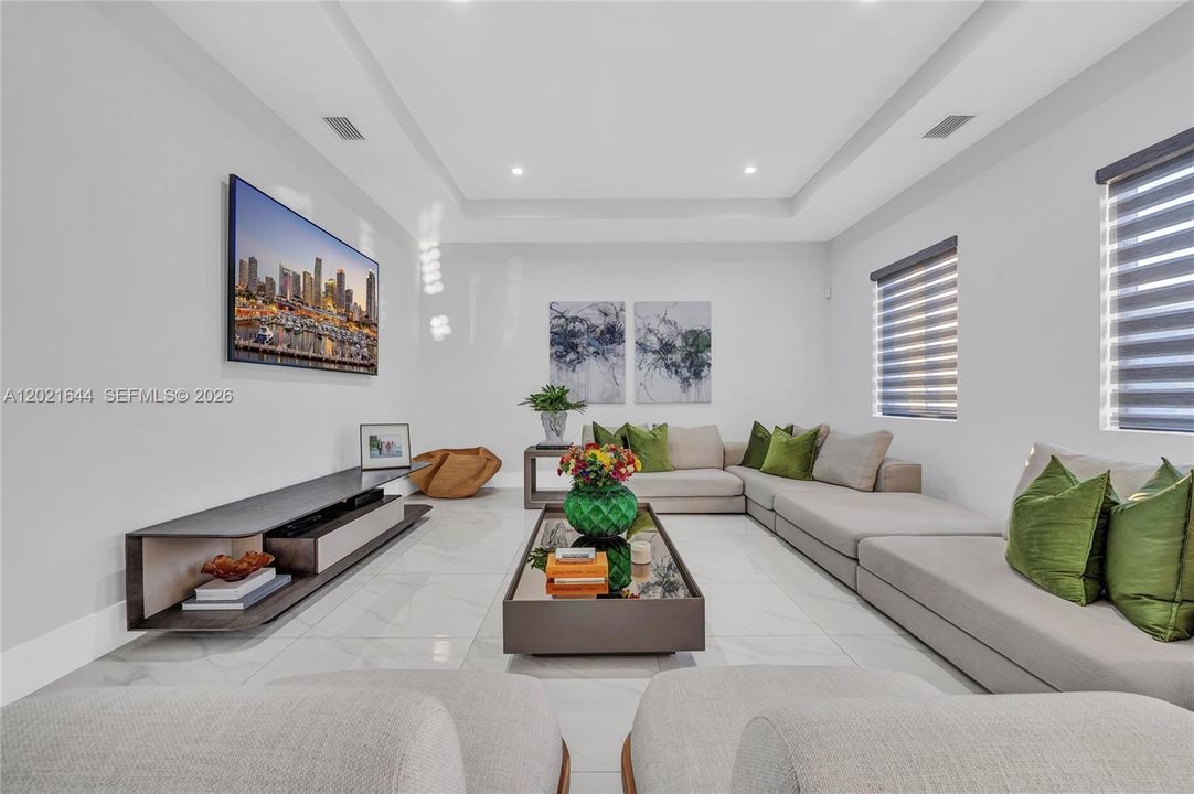 Activo con contrato: $9,500 (5 camas, 4 baños, 3618 Pies cuadrados)