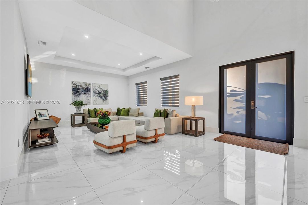Activo con contrato: $9,500 (5 camas, 4 baños, 3618 Pies cuadrados)