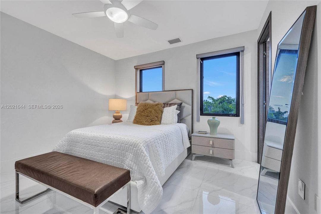 Activo con contrato: $9,500 (5 camas, 4 baños, 3618 Pies cuadrados)