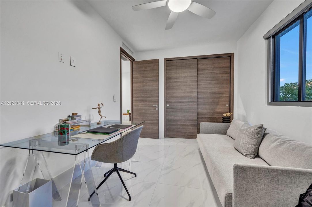 Activo con contrato: $9,500 (5 camas, 4 baños, 3618 Pies cuadrados)