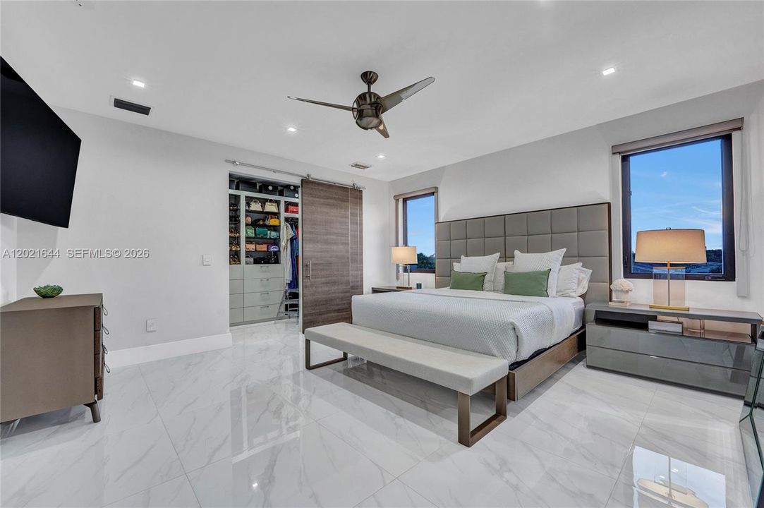 Activo con contrato: $9,500 (5 camas, 4 baños, 3618 Pies cuadrados)