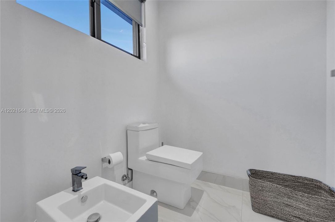 Activo con contrato: $9,500 (5 camas, 4 baños, 3618 Pies cuadrados)
