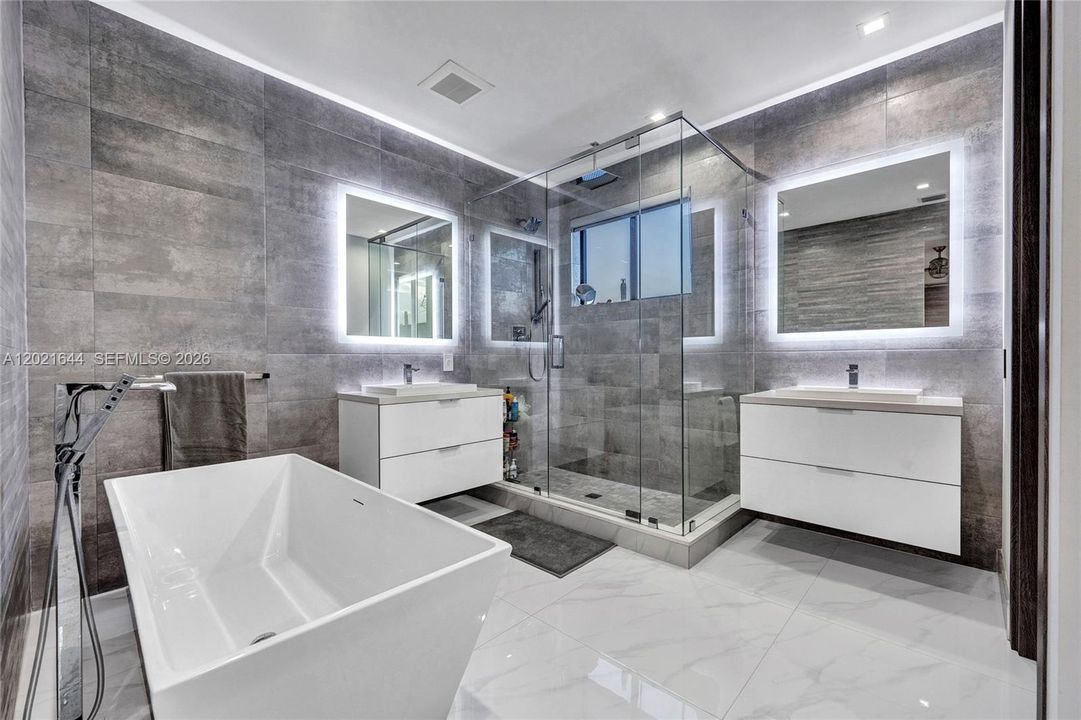 Activo con contrato: $9,500 (5 camas, 4 baños, 3618 Pies cuadrados)