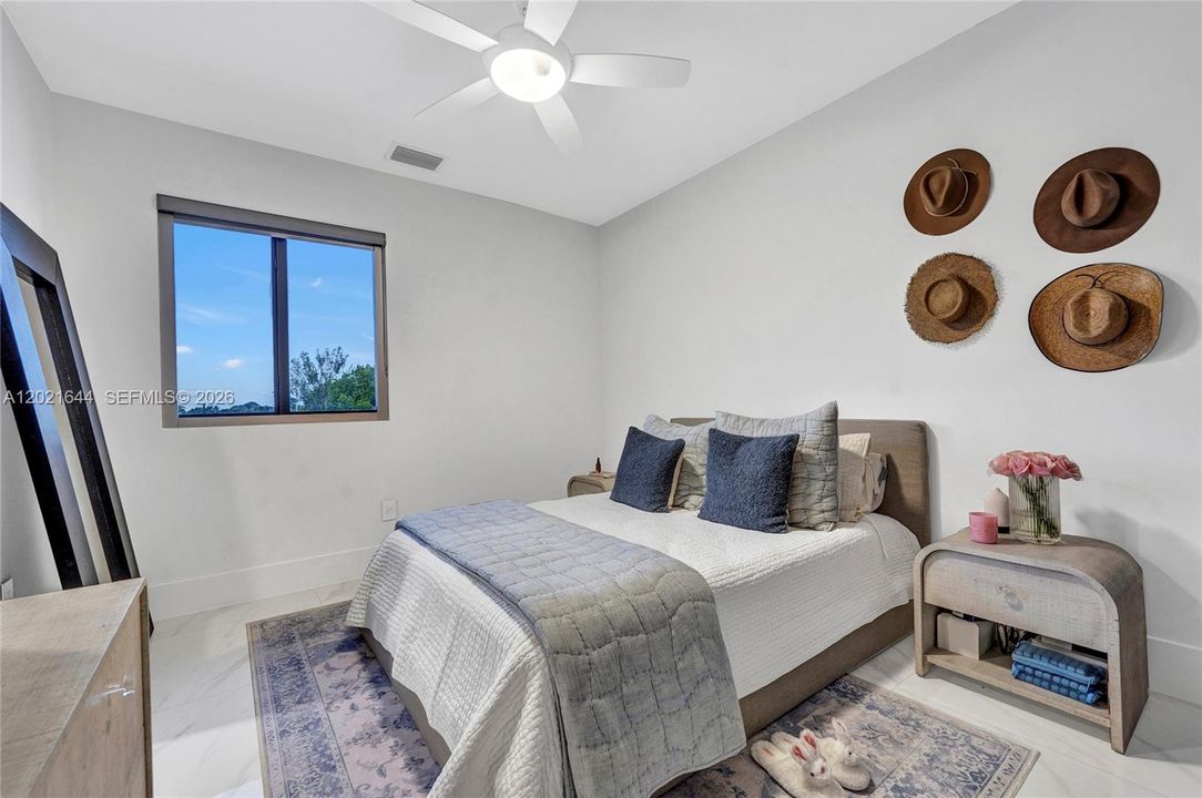 Activo con contrato: $9,500 (5 camas, 4 baños, 3618 Pies cuadrados)