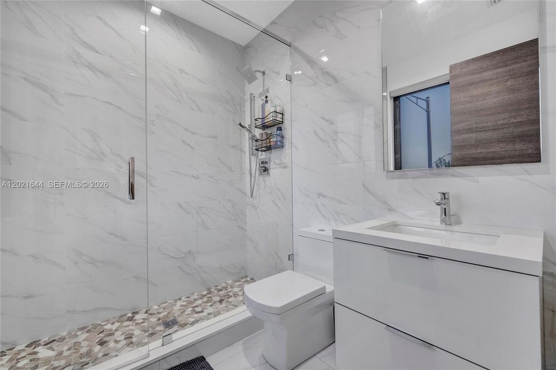 Activo con contrato: $9,500 (5 camas, 4 baños, 3618 Pies cuadrados)