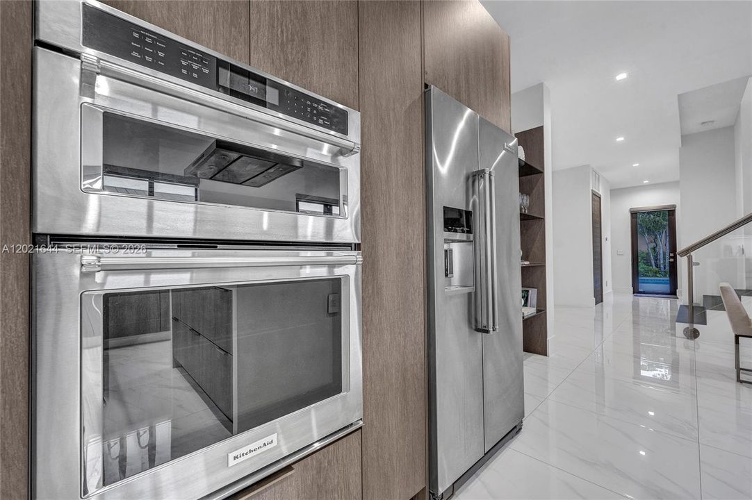 Activo con contrato: $9,500 (5 camas, 4 baños, 3618 Pies cuadrados)
