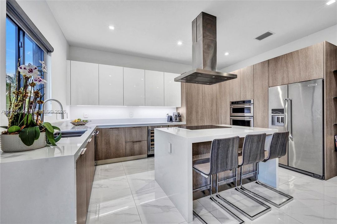 Activo con contrato: $9,500 (5 camas, 4 baños, 3618 Pies cuadrados)