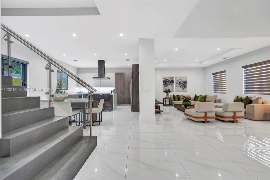 Activo con contrato: $9,500 (5 camas, 4 baños, 3618 Pies cuadrados)