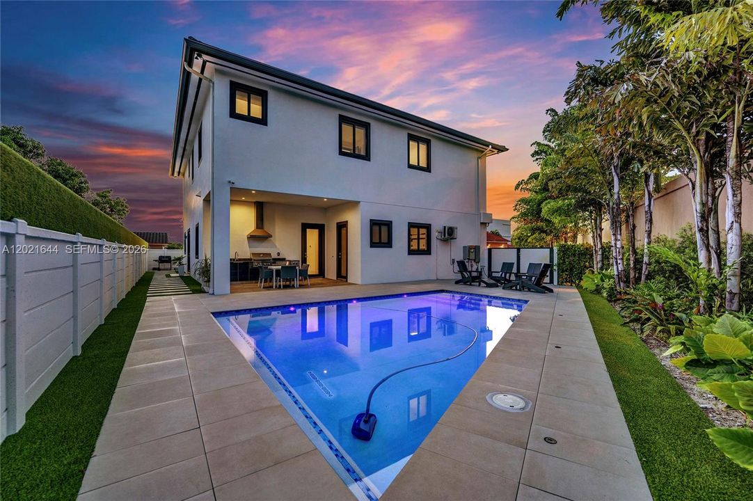 Activo con contrato: $9,500 (5 camas, 4 baños, 3618 Pies cuadrados)
