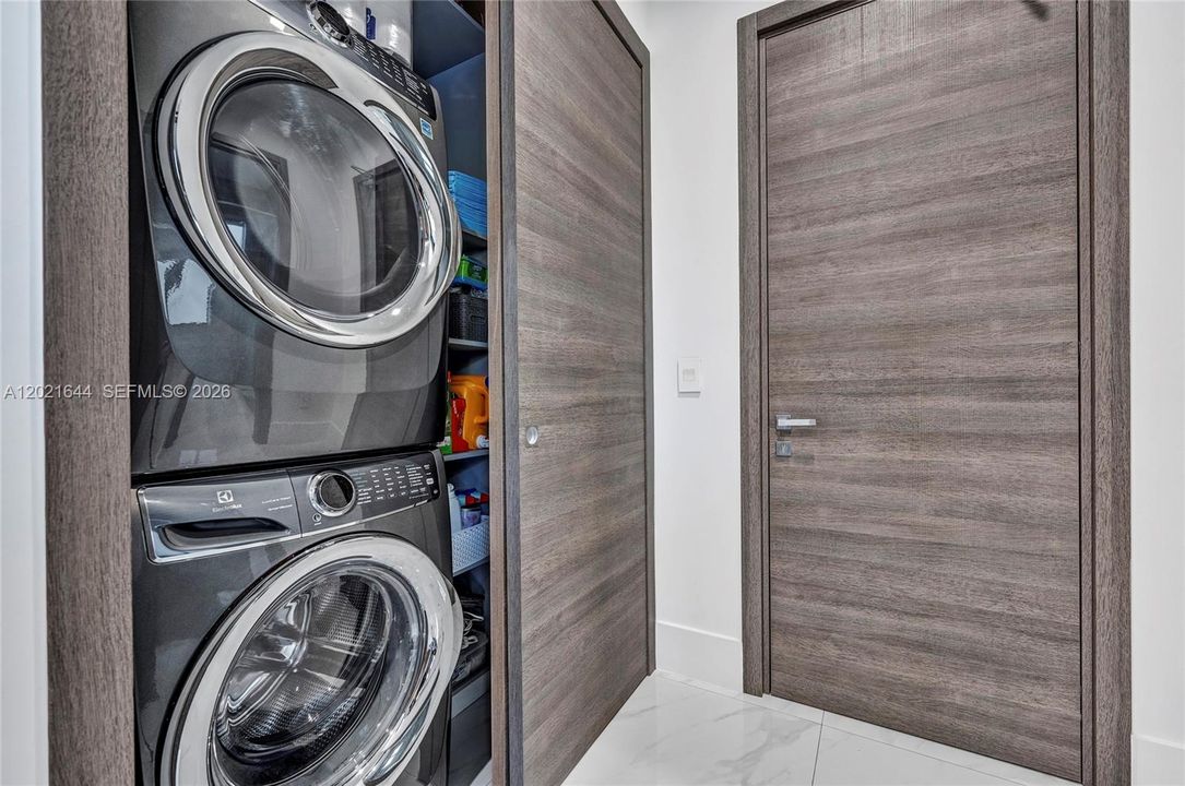 Activo con contrato: $9,500 (5 camas, 4 baños, 3618 Pies cuadrados)