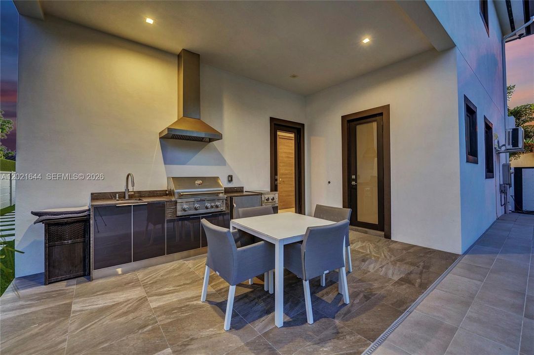 Activo con contrato: $9,500 (5 camas, 4 baños, 3618 Pies cuadrados)