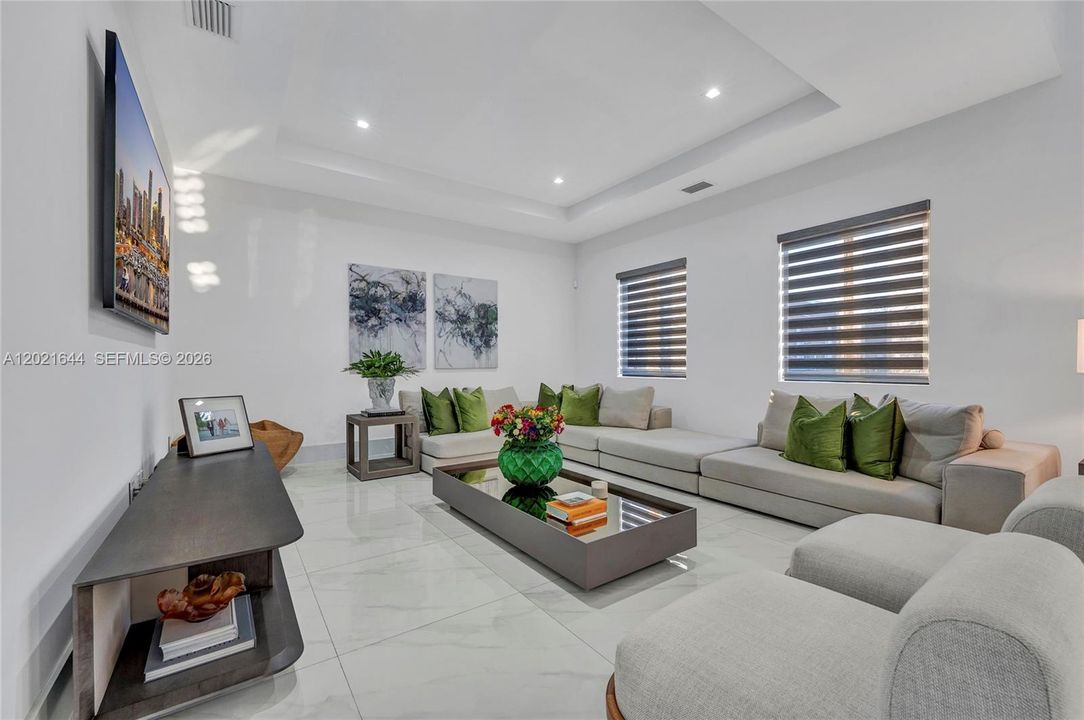 Activo con contrato: $9,500 (5 camas, 4 baños, 3618 Pies cuadrados)