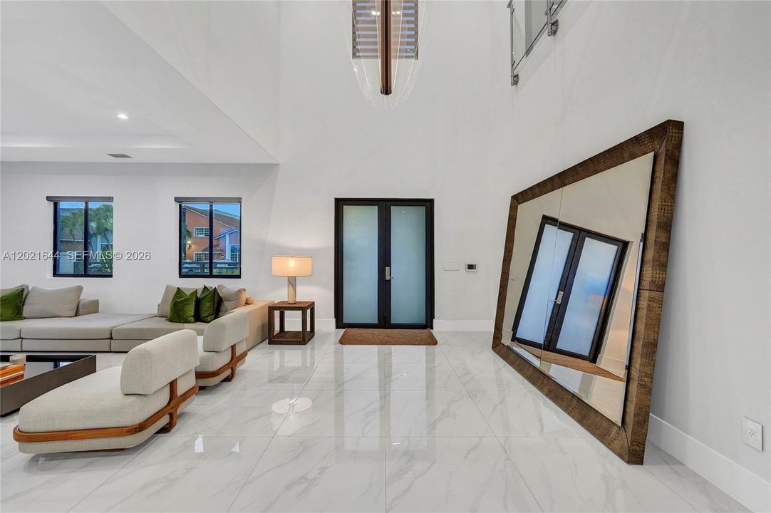 Activo con contrato: $9,500 (5 camas, 4 baños, 3618 Pies cuadrados)