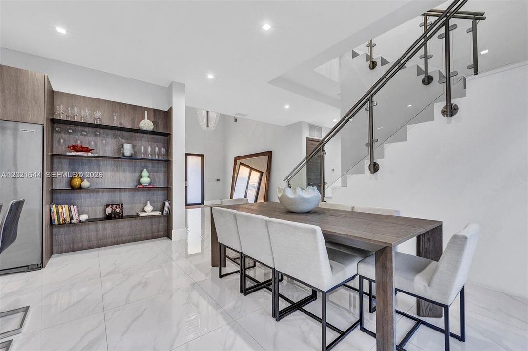 Activo con contrato: $9,500 (5 camas, 4 baños, 3618 Pies cuadrados)