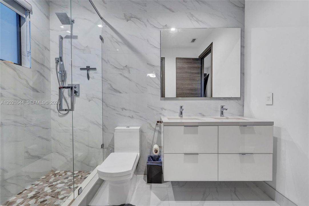 Activo con contrato: $9,500 (5 camas, 4 baños, 3618 Pies cuadrados)