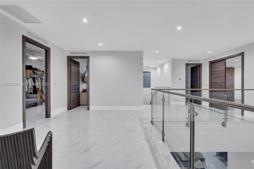 Activo con contrato: $9,500 (5 camas, 4 baños, 3618 Pies cuadrados)