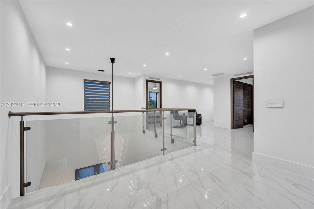 Activo con contrato: $9,500 (5 camas, 4 baños, 3618 Pies cuadrados)